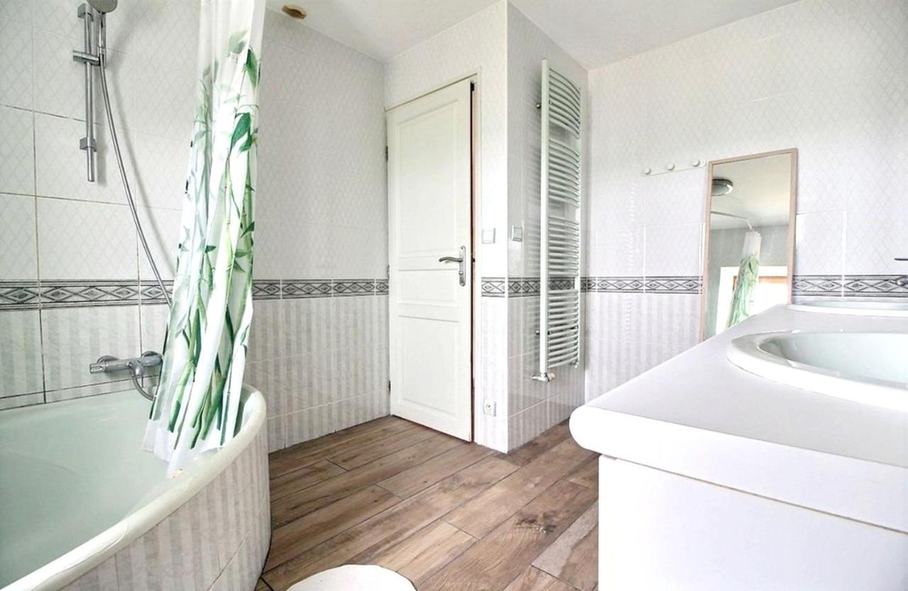 Maison Spacieuse A Plougonven Avec Jacuzzi Et Jardin Εξωτερικό φωτογραφία