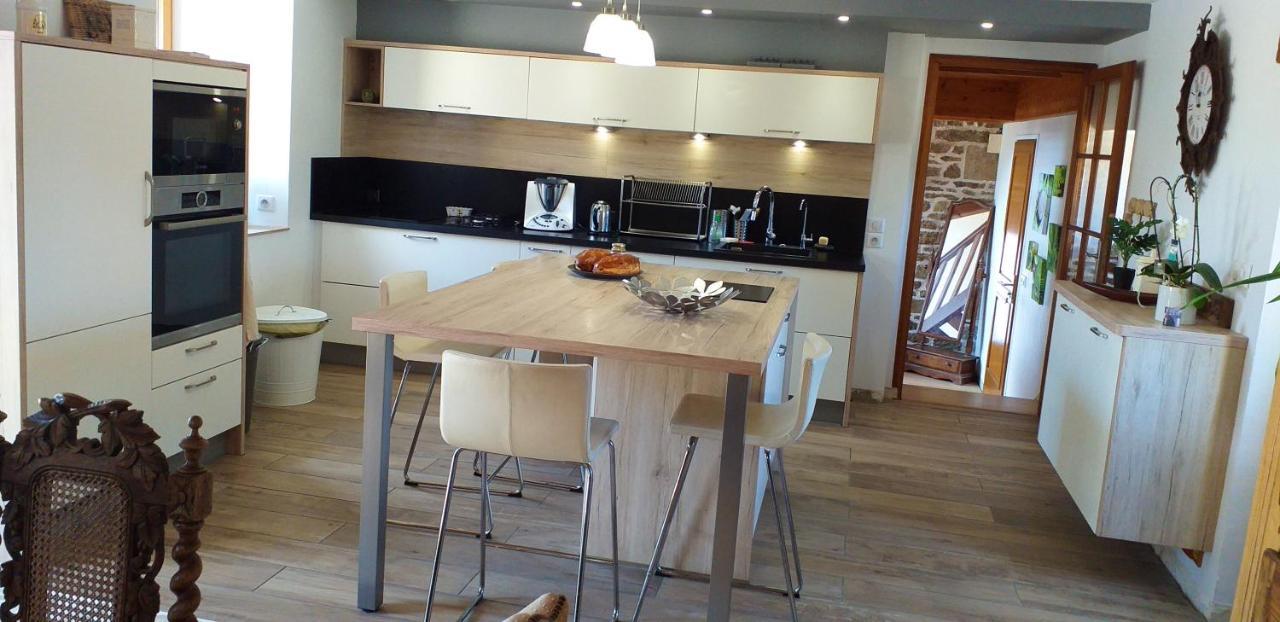 Maison Spacieuse A Plougonven Avec Jacuzzi Et Jardin Εξωτερικό φωτογραφία
